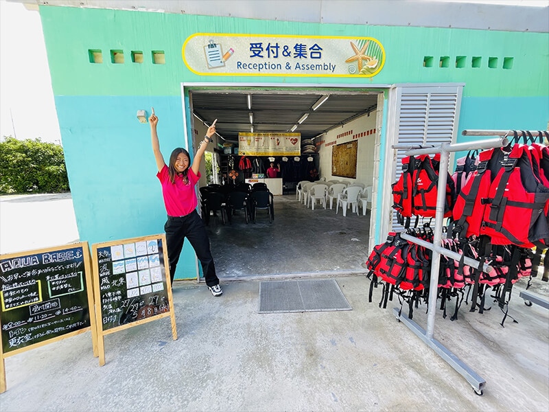 店舗での受付とツアーに向けた準備・着替えの様子