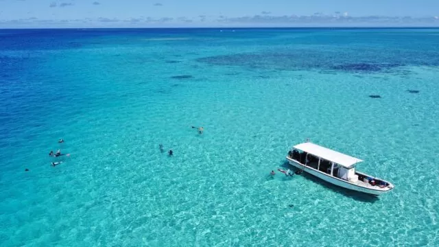 ツアーを終えて池間漁港へ帰港し、店舗へ戻る様子