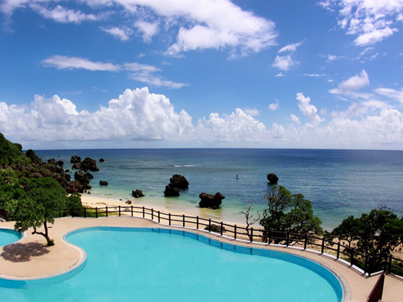 ツアー前後に湧水を利用したプールで遊ぶ